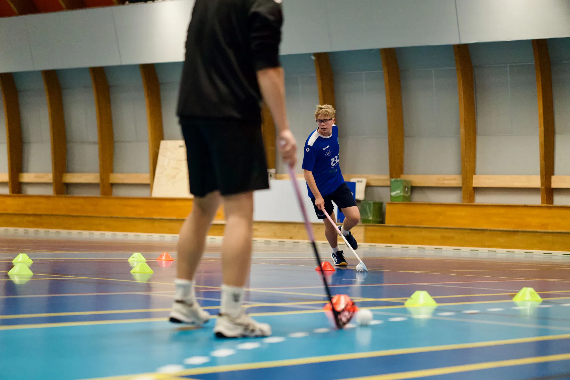 Floorballtræning med kegler i hallen hos IKA Ringsted